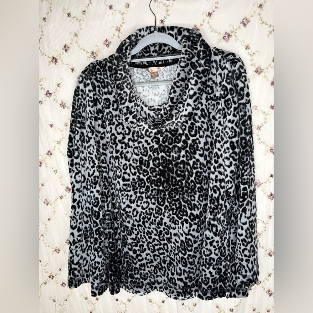 White Stag Black and Gray Leopard Print Top